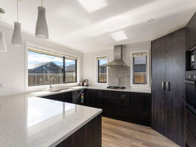 12 Harvard Road Burleigh_3