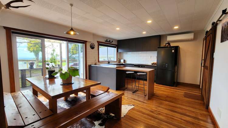 2041 Egmont Road Kaimiro_6