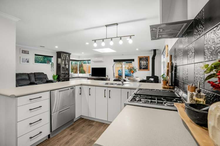 15 Rowe Parade Wainuiomata_6