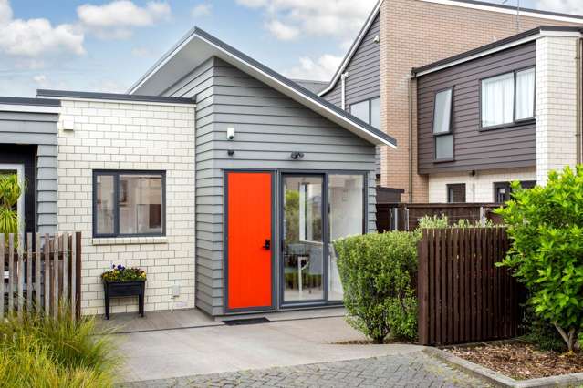 Priced to Sell! Single Level Freehold No Body Corp