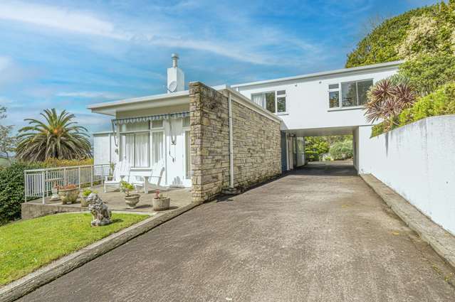 Timeless Mid-Century retreat in park-like grounds