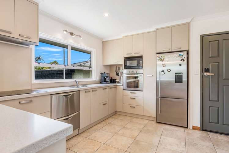 10 Neale Avenue Stoke_9