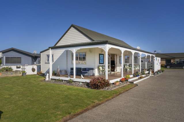 3 BEDROOMS - BEAUTIFUL: FLAT WALK TO BEACH & SHOPS