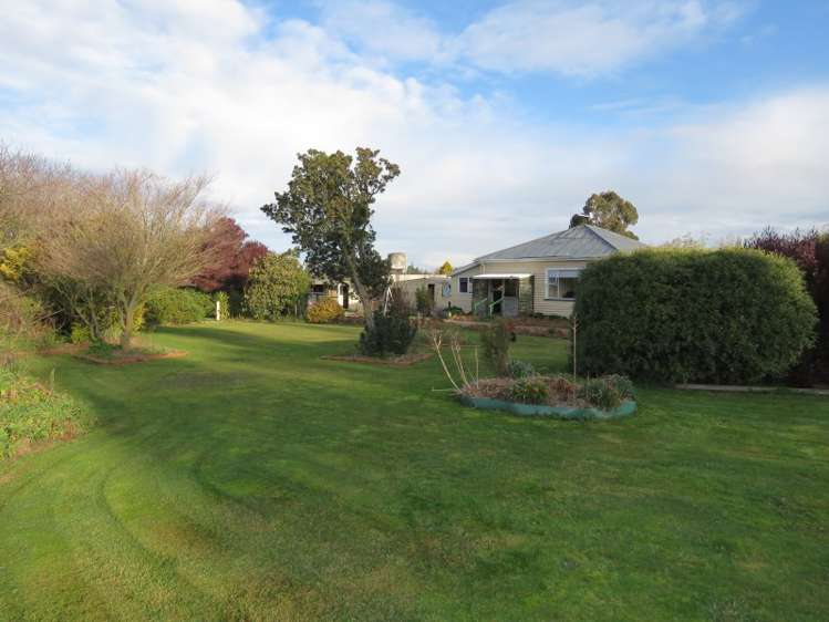 27 Chertsey Line Road Chertsey_12