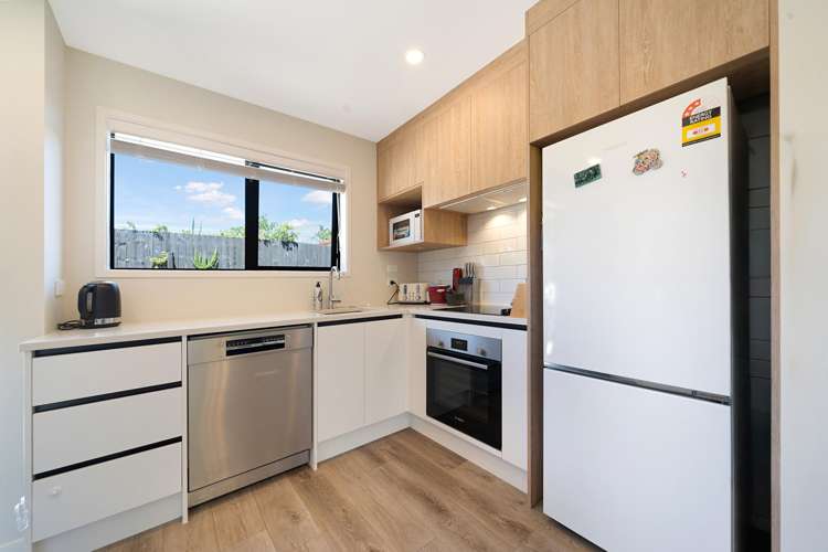 2/11 Scanlen Terrace Kelston_3