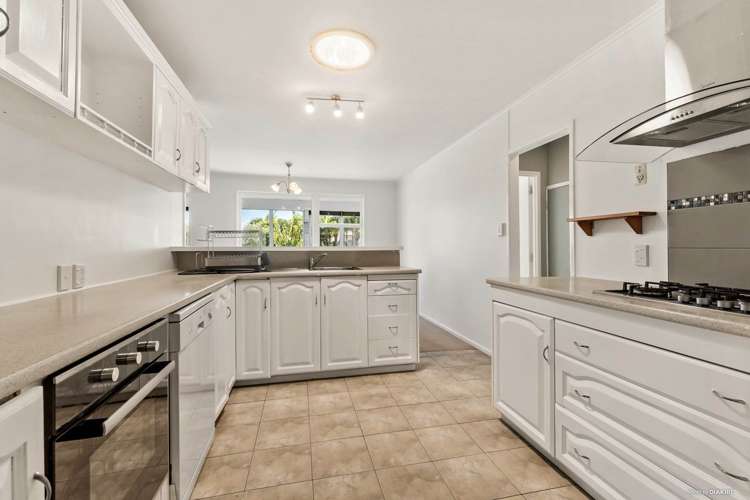 215 Vipond Road Stanmore Bay_5