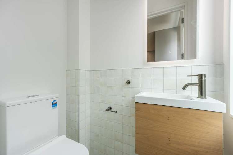 2/589A East Coast Road Browns Bay_6