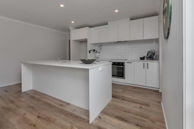 13 Olney Court One Tree Point_4