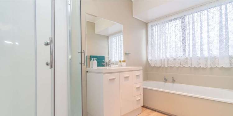 2/4 Tyndrum Place Highland Park_12