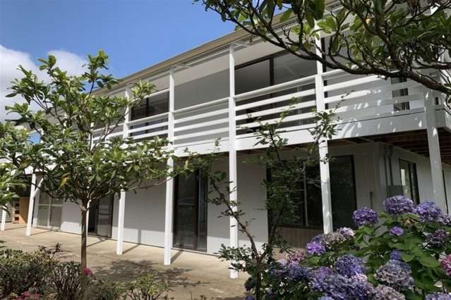 Spacious 7-Bedroom 2-Bathroom Home in Kumeu