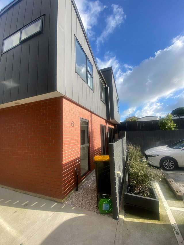 Near new modern townhouse in Manurewa