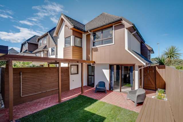 STYLISH, SPACIOUS, SUNNY - EASY LIVING