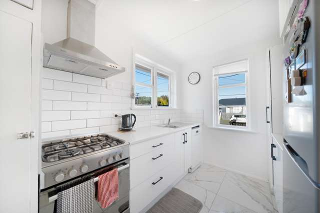 17 Strand Crescent Naenae_4