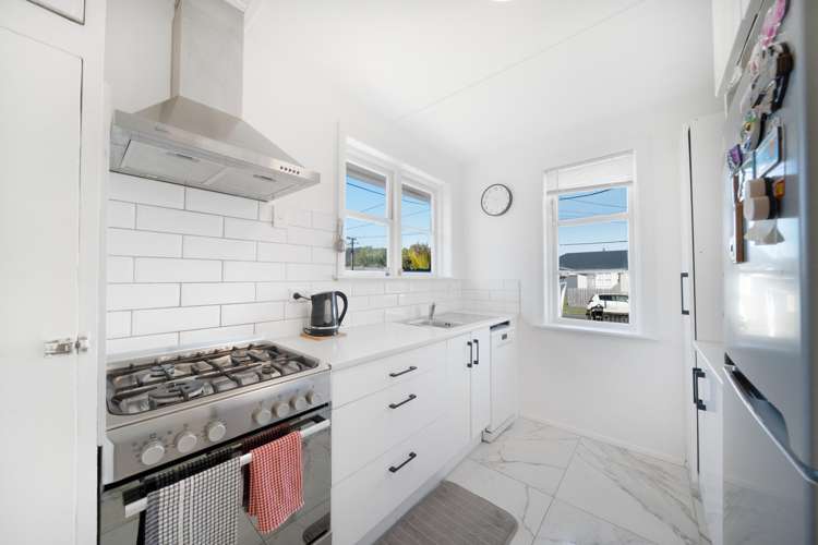 17 Strand Crescent Naenae_4