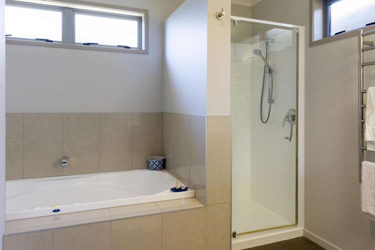 2/30 Ingle Avenue Waipahihi_23