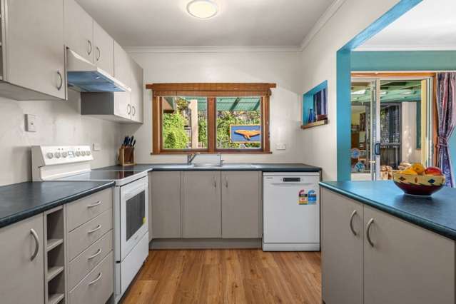 * UNDER OFFER * Freehold, Funky, Fantastic, Fabulous!