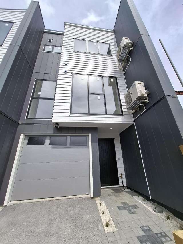 Modern 3 bedroom en-suite townhouse now