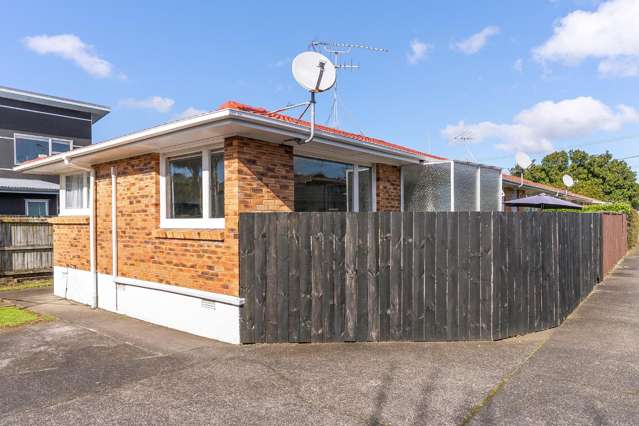 END UNIT - WALK TO CORNWALL PARK!