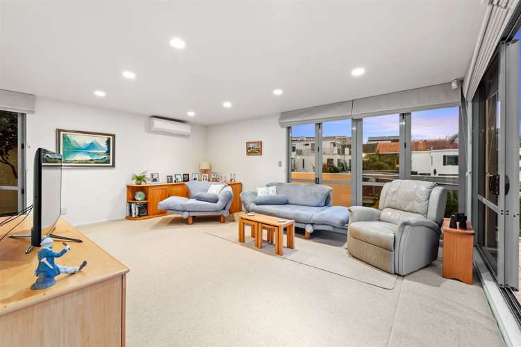 2/8 Beach Road Castor Bay_5