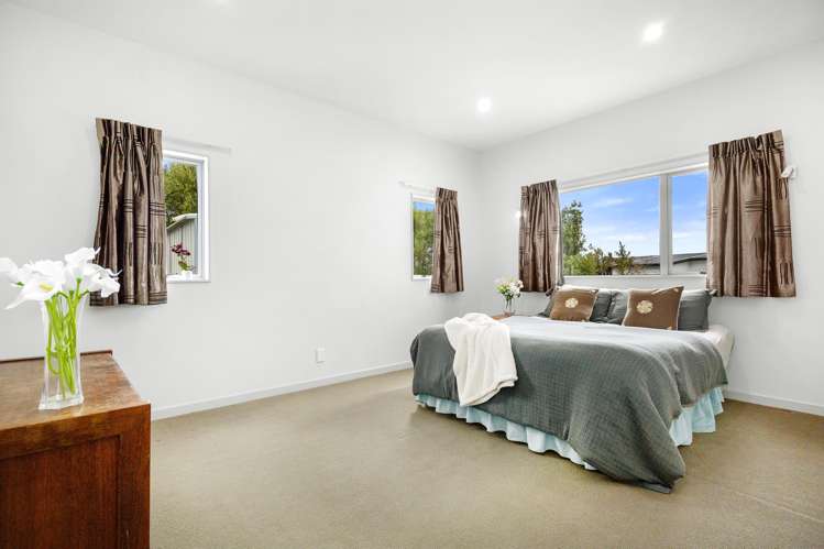 15 Paparoa Crescent Aotea_11