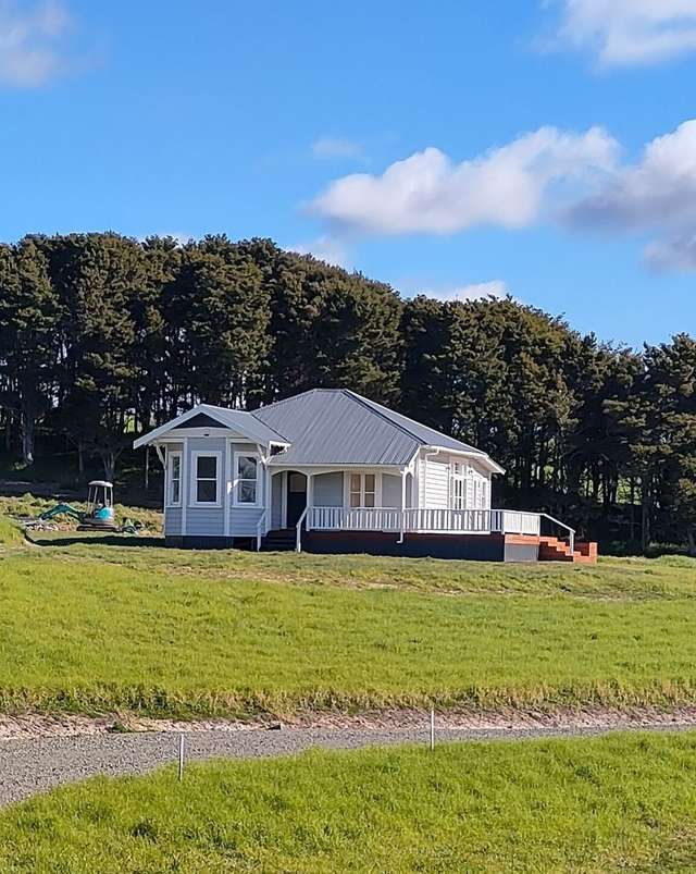 Sunny Villa Retreat with Stunning Rural Outlook