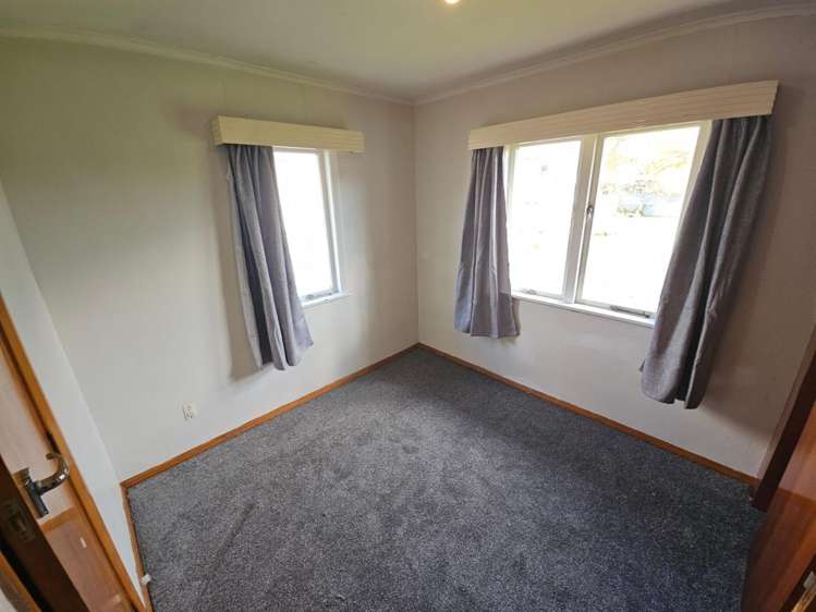 17 Sutton Crescent 10938_7