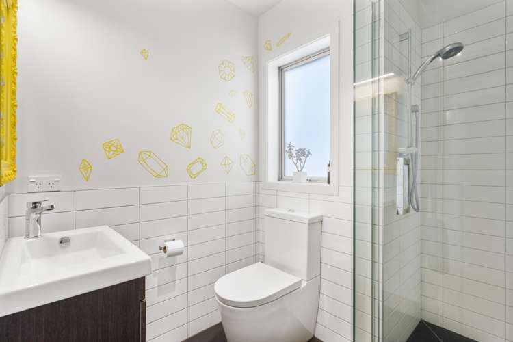 216 Riverside Avenue Point England_21