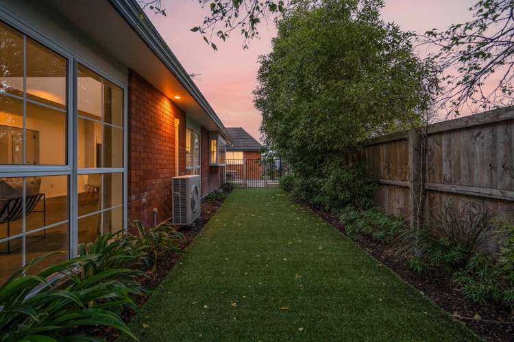18 Travis Country Drive Burwood_31