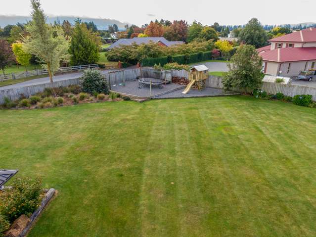 Modern Family Retreat in Prestigious Mountain View Estate!