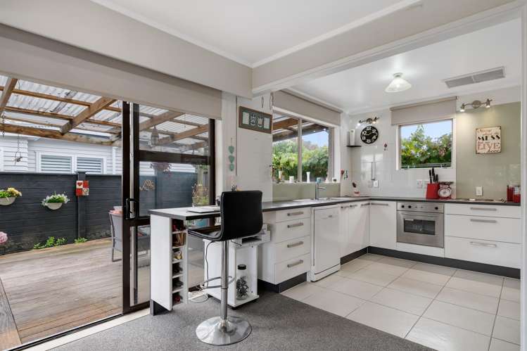 1 Sunny Bay Road Matua_3