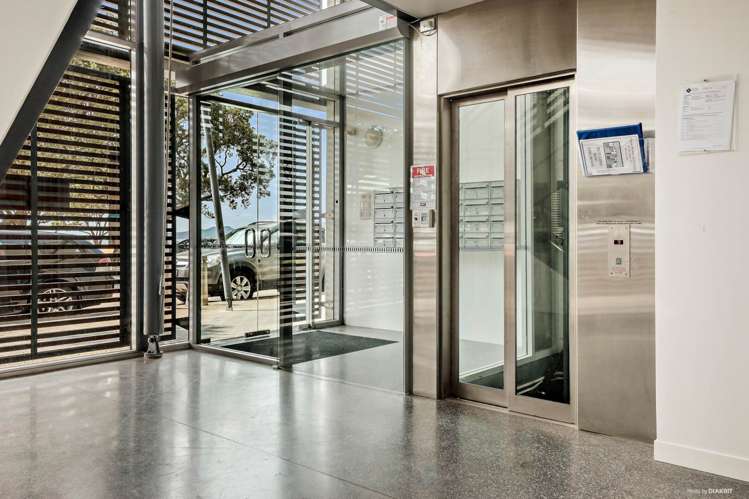 2/6 Beach Front Lane Browns Bay_7