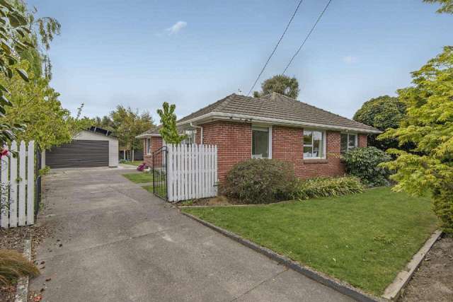 Avonhead - Very tidy 4 bedroom home - New double garage - Solar power