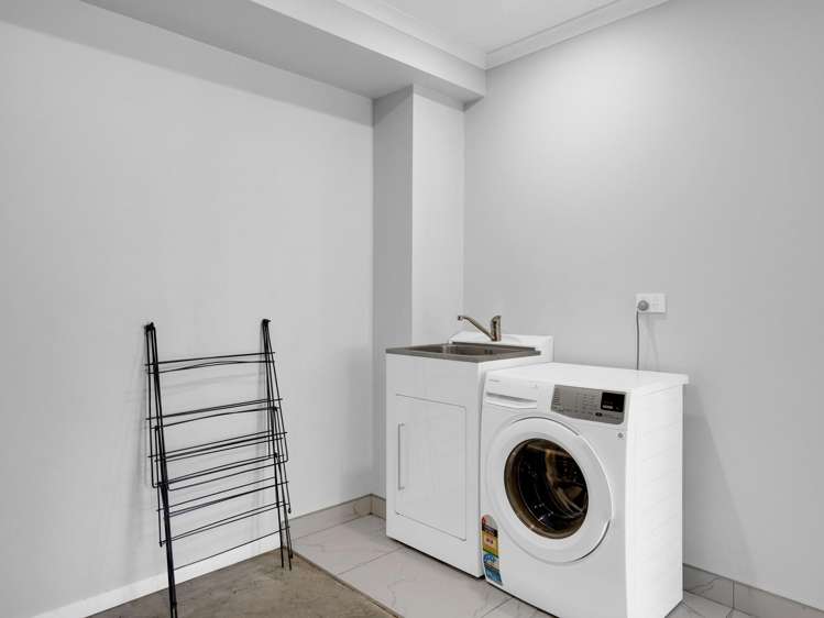 2/105 Knighton Road Hillcrest_13