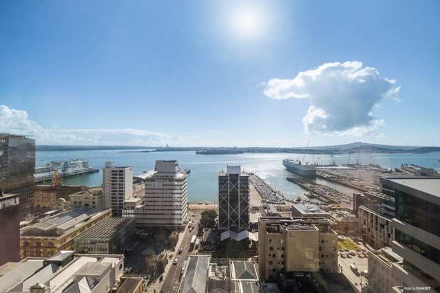 Luxury City Living with Iconic Harbour Views