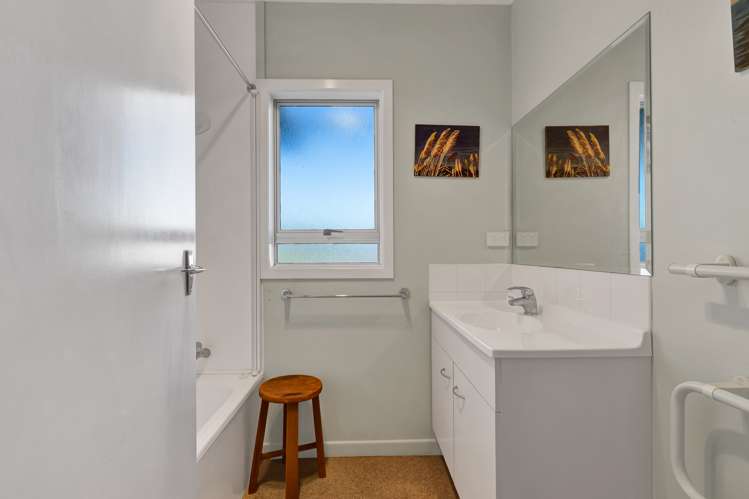 8 Tainui Street Mokau_13