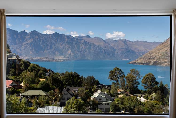 19b Arawata Terrace Fernhill/Sunshine Bay_19