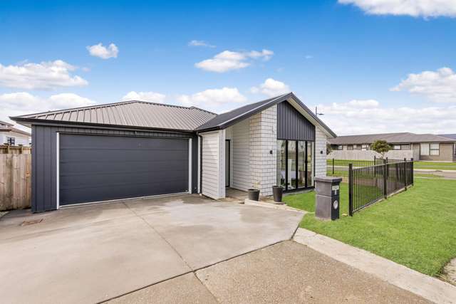 MUST GO - Modern Family Home by the Beach!