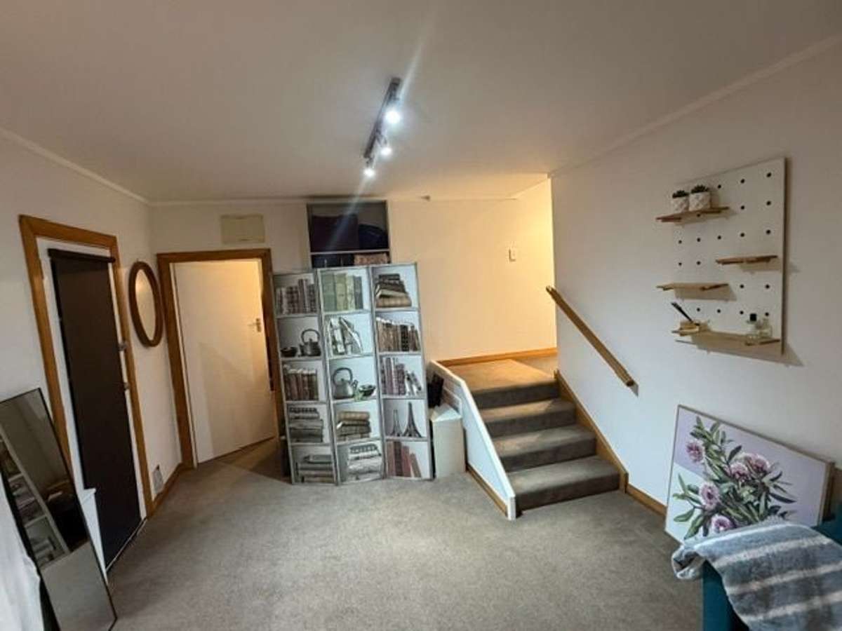 Fully furnished flat, in quiet sunny Highbury. 5