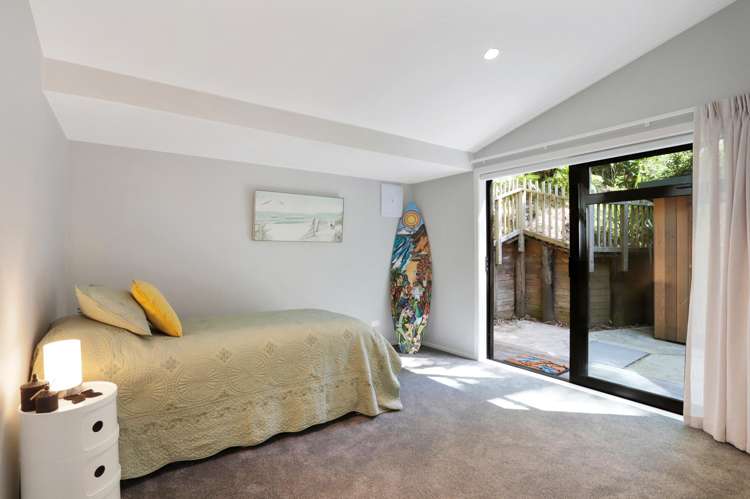 892 West Coast Road Waiatarua_12