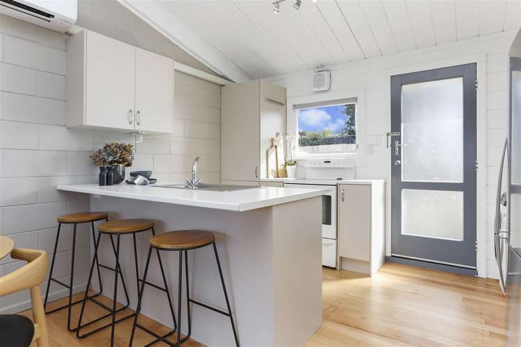 1/23a Gladstone Road Northcote_9