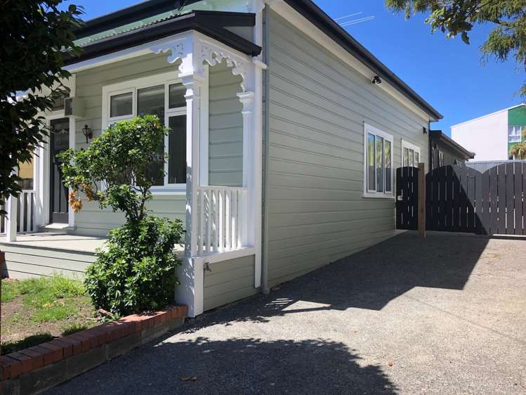 17 Te Wharepouri Street Berhampore_1