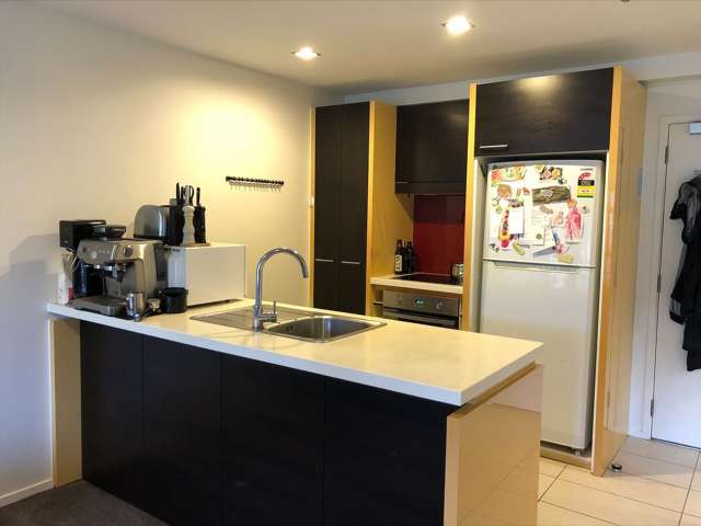 Stylish Kingsland Apartment with Deck & Parking