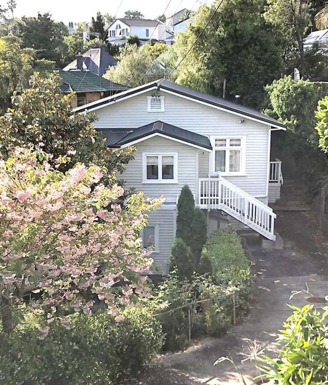 Character Bungalow, a stone's throw from Newmarket