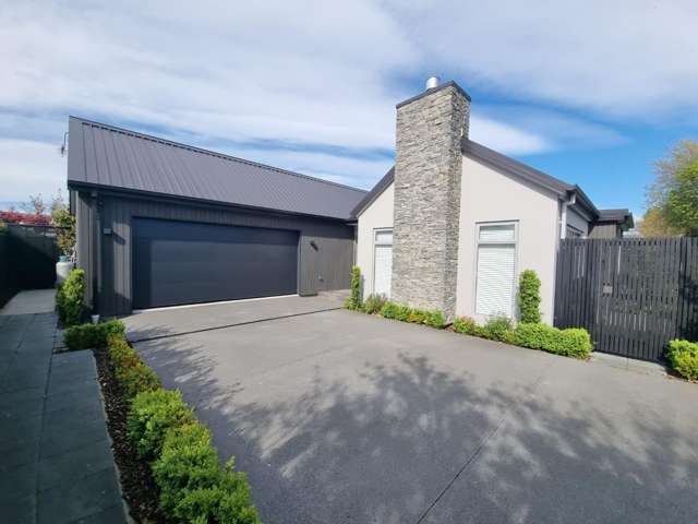 Modern 4-Bedroom Home with Sunny Courtyard