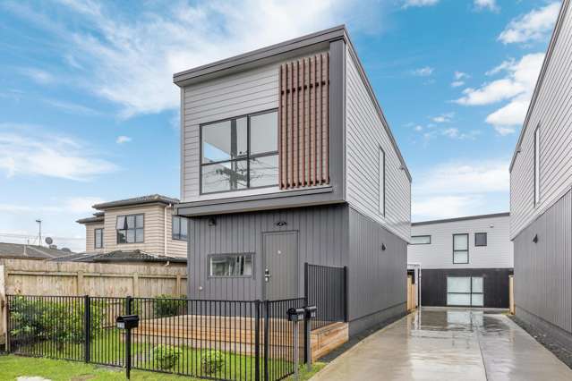 Freestanding Three Bedroom home!