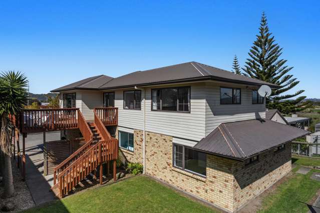 Refresh your summer: spacious home in Coastlands