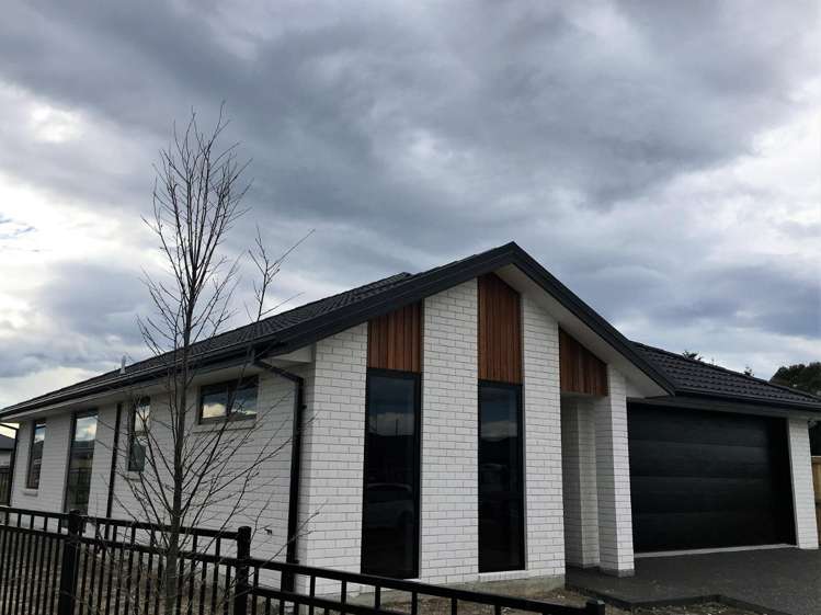 17 Tobollie Drive 11103_1