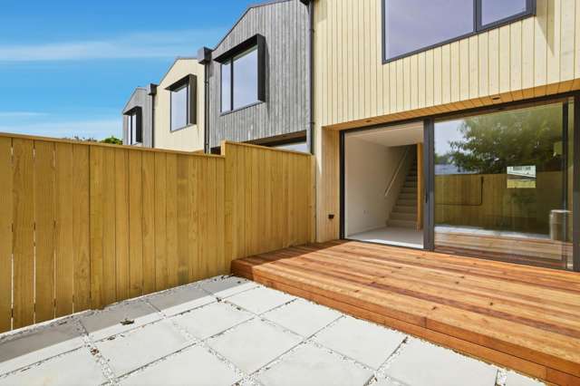 Modern 2-Bedroom, 2-Bathroom Townhouse – Light, Bright, Brand New