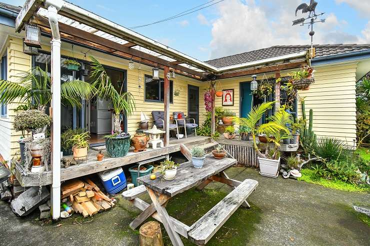 cream house with green lawn and big tree 173 Portage Road, Papatoetoe, South Auckland