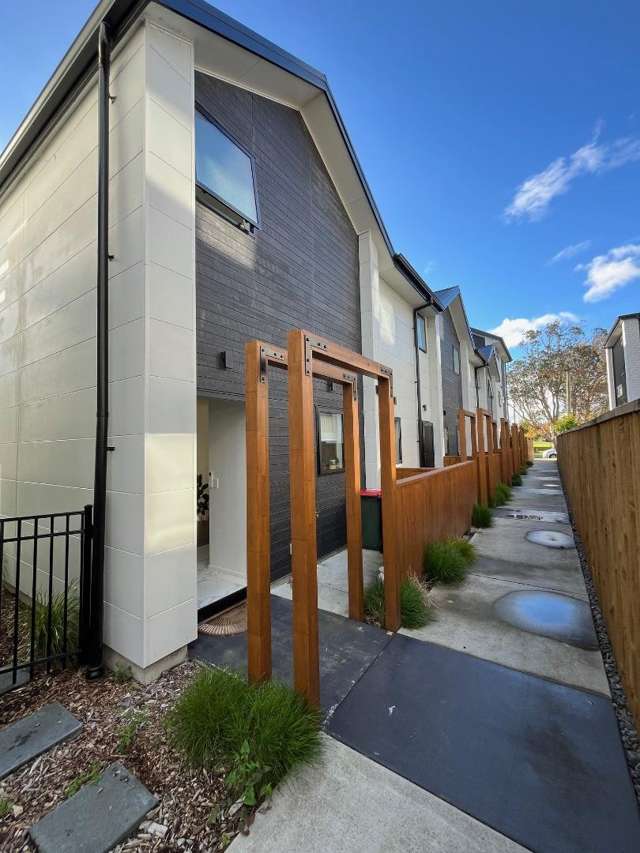 Fantastic 1 bedroom townhouse with private backyard area